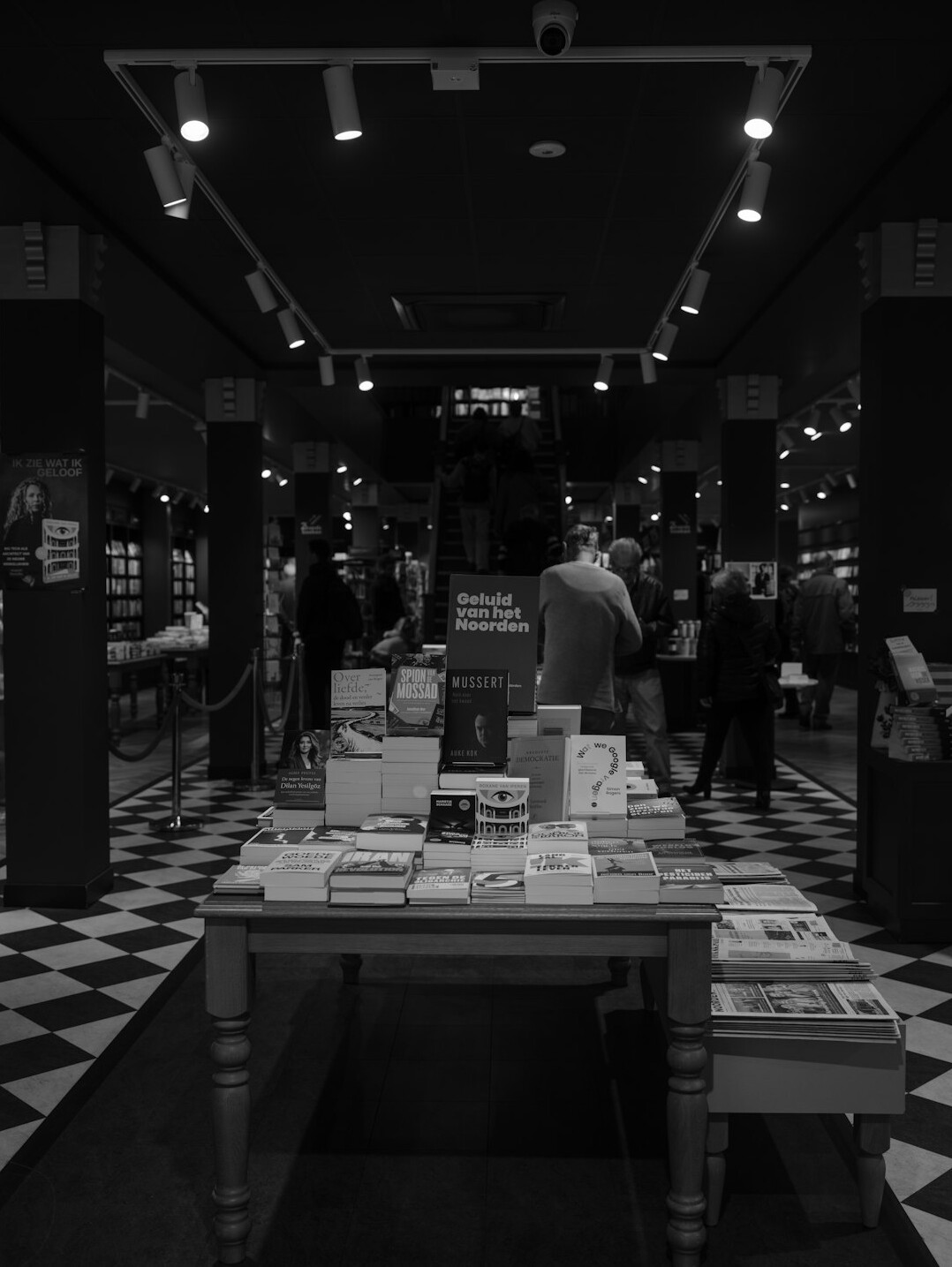 detective in retail environment